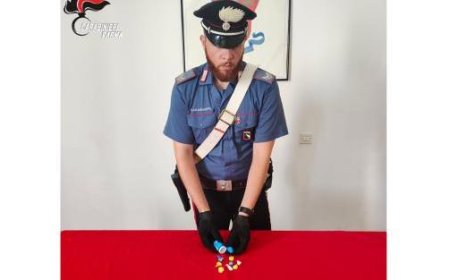 Un étranger de 19 ans dénoncé à Parme pour avoir remplacé des bonbons par 8 “paquets” de cocaïne