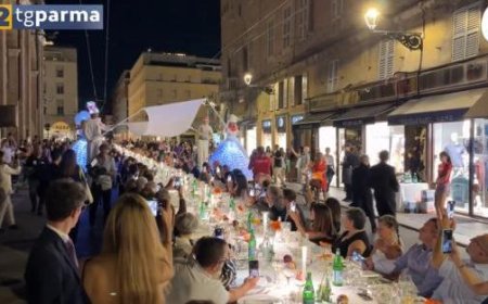 Großer Erfolg des “Dinners der Tausend” im Zentrum von Parma – Video.