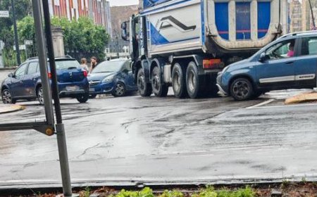 Unfall in der Kreisverkehr, ein Lastwagen und ein Auto beteiligt