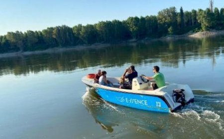 Une barque électrique pour des excursions écologiques le long du fleuve Po
