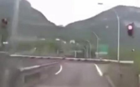 Auto durchbricht Schranke am Autobahnkreuz Trento Centro der Autobrennero