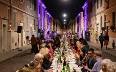 Die “Cena dei 300” hat begonnen: Via della Salute in Parma eröffnet Bankett