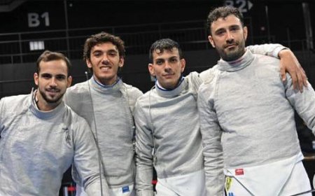 Fechten dominiert auf dem Garibaldi-Platz. Italienische Säbelfechter für Paris 2024 kommen an.