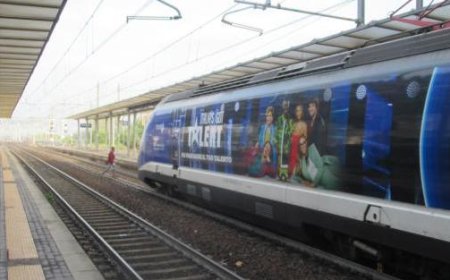 Les comportements dangereux perdurent dans les gares : les passagers continuent de traverser les voies.