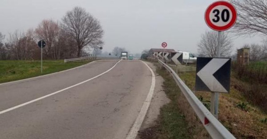 Dommages au feu de signalisation sur Rigosa Nuova à Ragazzola