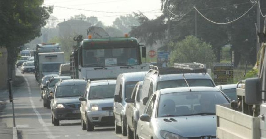 Travaux d’asphaltage sur la Via Emilia après Pontetaro : de longues files d’attente dans les deux directions