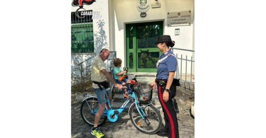 23-jähriger Ausländer gerät in Schwierigkeiten, als er zur Polizeiwache geht, um Diebstahl seiner Fahrrads zu melden, es jedoch vor dem Tor findet.