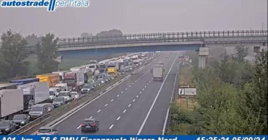 Camion se renverse, embouteillages sur l’A1 entre Parme et Plaisance. Circulation sur une seule voie