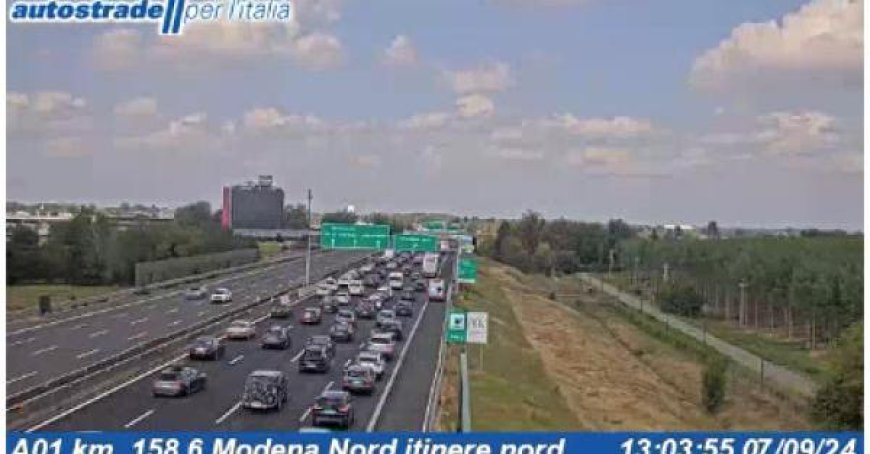 Auto-Unfall führt zu 3 Kilometer langem Stau zwischen Pontremoli und Berceto. Starker Verkehr auf der A14.