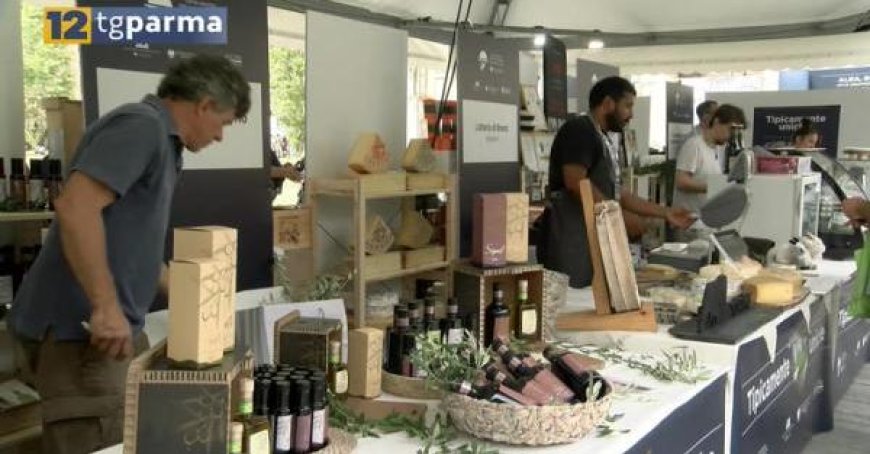 Einzigartige Köstlichkeiten aus Parma, Bergamo und Alba auf dem Piazza della Pace – Video