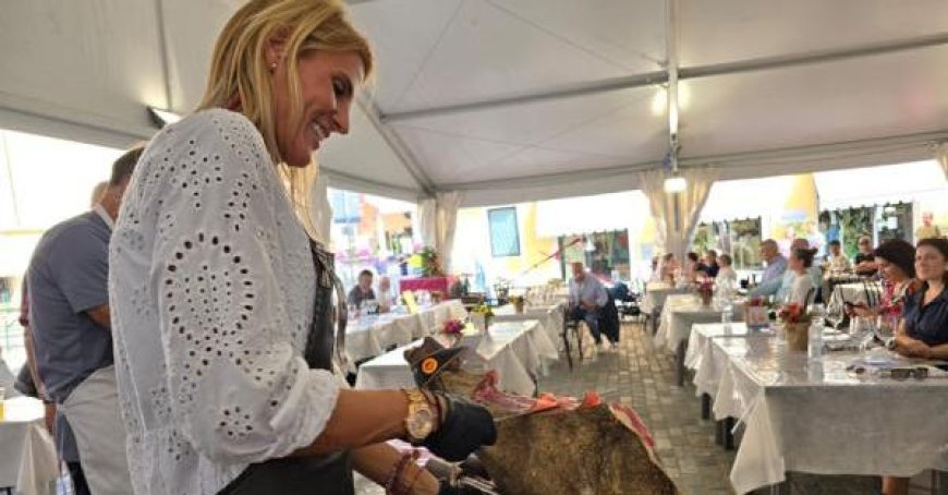 Le Festival du Prosciutto : dégustations, rencontres et bien plus encore dans les rues de Langhirano – Photos – Vidéos