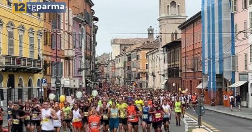 Halbmarathon: Athleten und Enthusiasten “übernehmen” Parma – Video