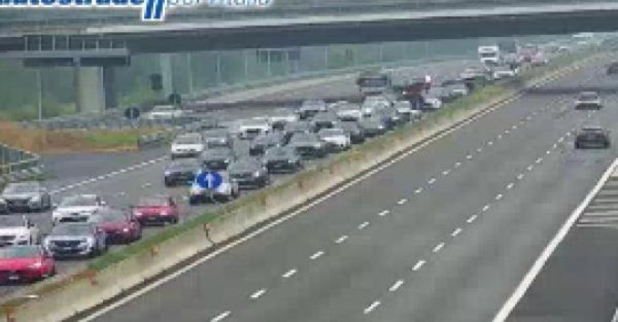 Verkehrsstörungen auf der A1 zwischen Parma und Fidenza. Regen in Autocisa.