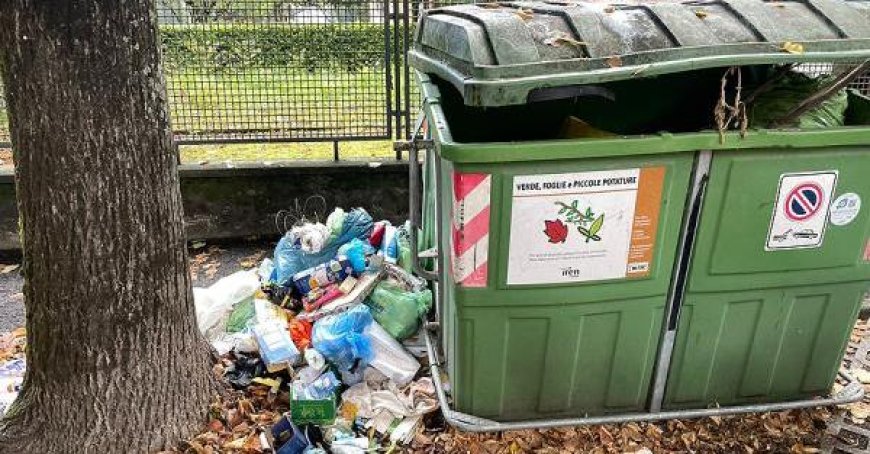 Müllcontainer wird zur illegalen Mülldeponie in der Via Isola