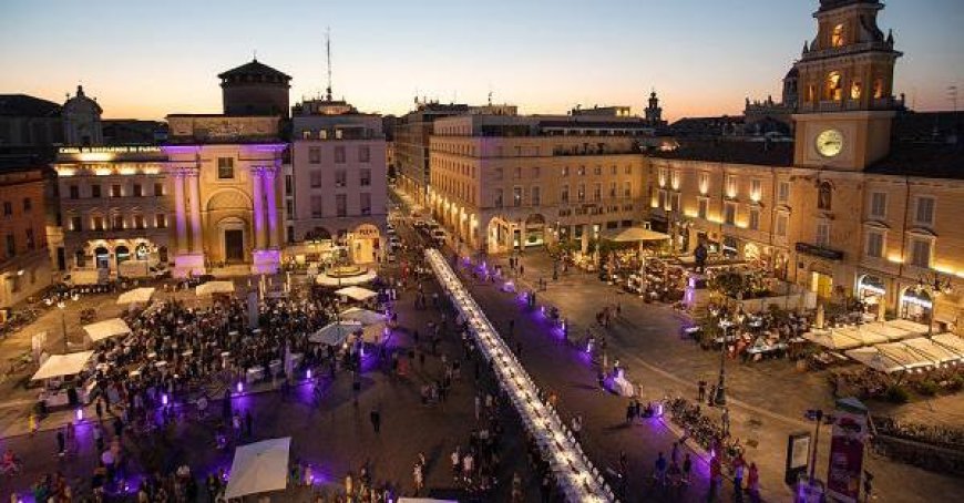Ce soir, le Dîner des Mille : une table géante au cœur de Parme, ouverture sur les notes de Giuseppe Verdi