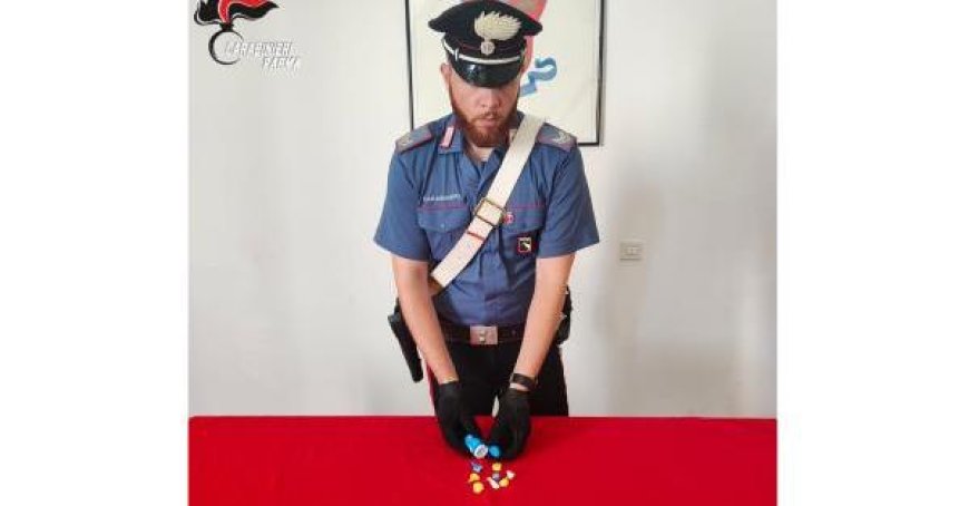 Un étranger de 19 ans dénoncé à Parme pour avoir remplacé des bonbons par 8 “paquets” de cocaïne