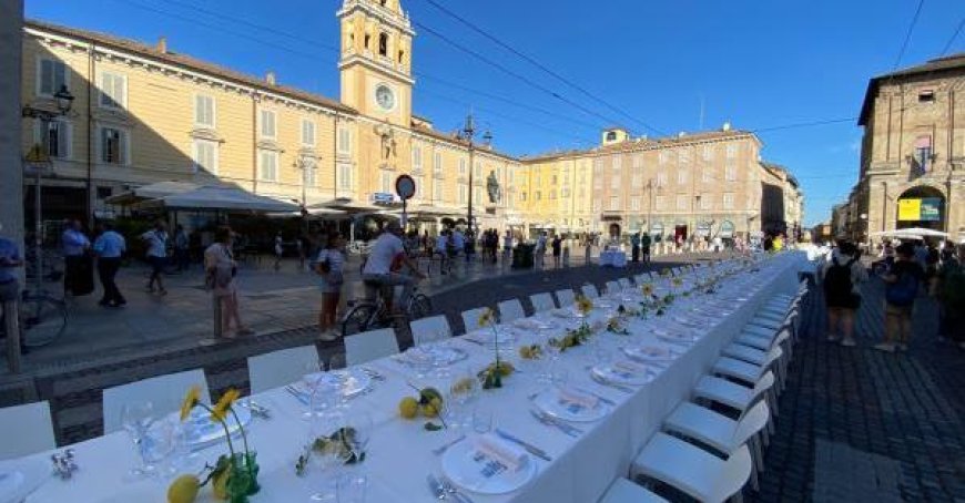 La grande table entre la Piazza Garibaldi et la Via della Repubblica est mise en place : tout est prêt pour la Cena dei Mille ce soir – Modifications de la circulation
