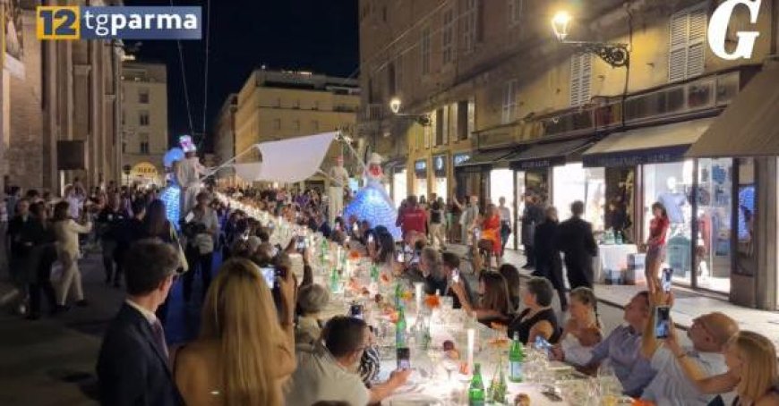 Großer Erfolg des “Dinners der Tausend” im Zentrum von Parma – Video.