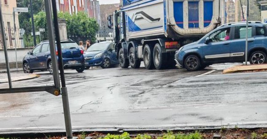 Unfall in der Kreisverkehr, ein Lastwagen und ein Auto beteiligt