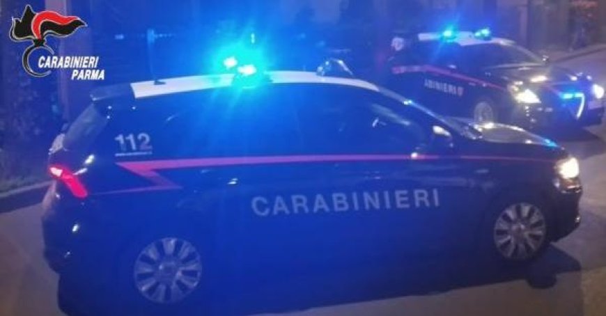 Un homme ivre dans la rue, attaque les policiers et le personnel du 118 qui le secourt : un trentenaire accusé à Parme