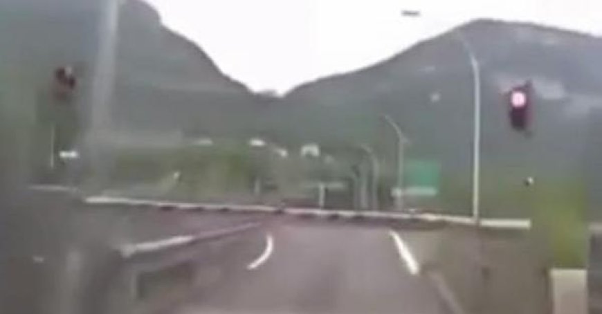 Auto durchbricht Schranke am Autobahnkreuz Trento Centro der Autobrennero