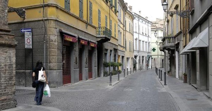 Un homme défèque dans la rue : les policiers ne peuvent pas quitter leur poste