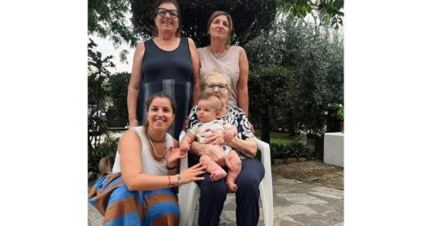 Erst geboren, schon gesegnet unter Frauen: Von der Mutter bis zur Urgroßmutter, 4 Generationen von Nachkommen für Cäsar