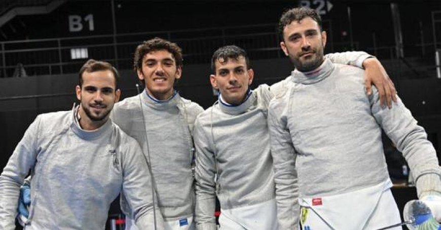Fechten dominiert auf dem Garibaldi-Platz. Italienische Säbelfechter für Paris 2024 kommen an.