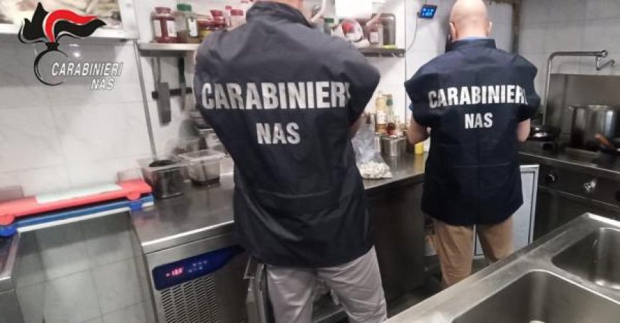Nas kontrolliert 57 kg abgelaufene Lebensmittel in einem Bar-Restaurant in den Apenninen und beschlagnahmt diese
