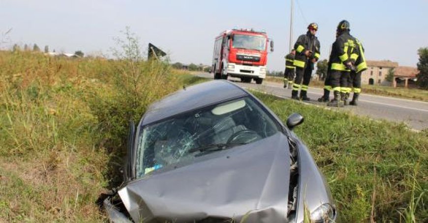 Auto stürzt in Kanal in Roncole: 78-jährige Fahrerin stirbt