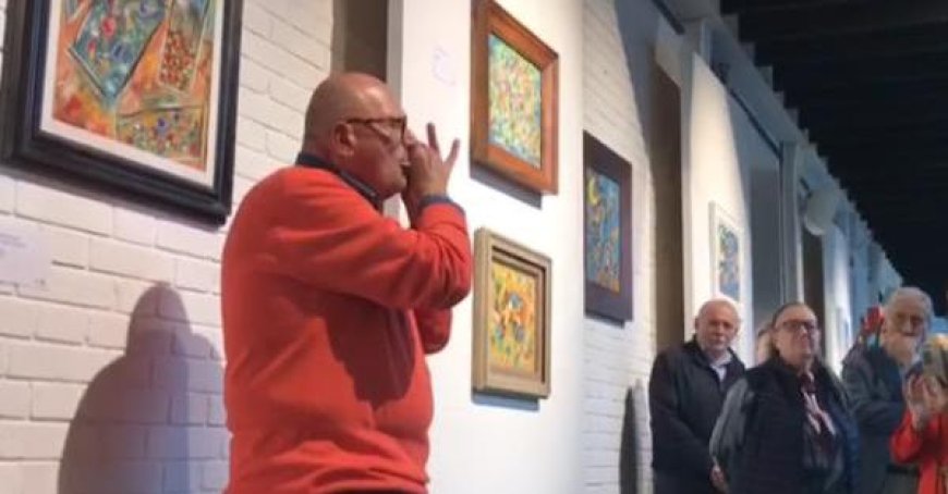 William Tedeschi eröffnet Ausstellung mit Akkordeonspiel – Video