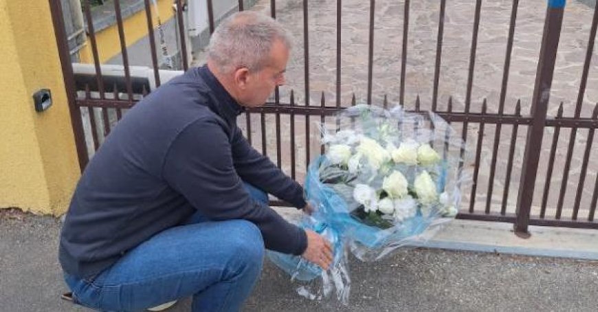Le maire de Vignale dépose un bouquet de fleurs