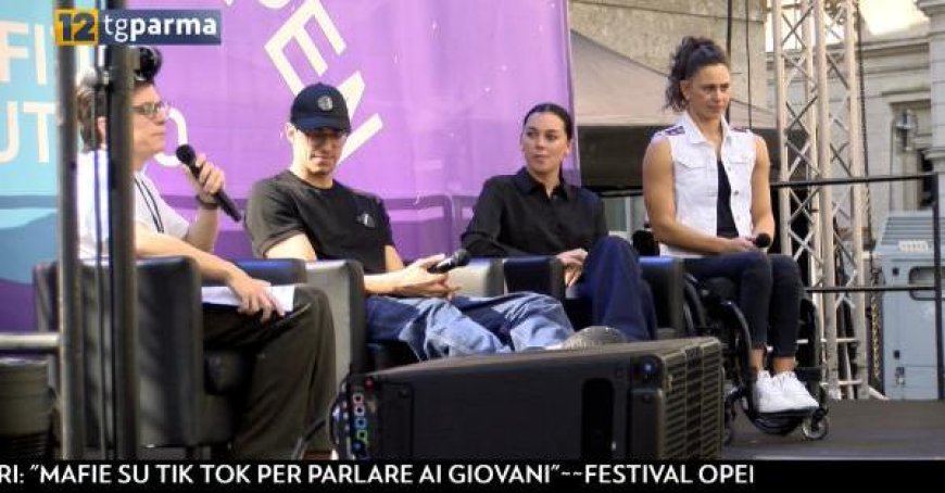 Gentiloni, Gratteri und Super Giulia Ghiretti auf der Bühne am Garibaldi-Platz – Video