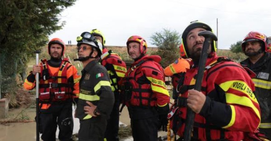 Une explosion de gaz GPL fait effondrer un immeuble dans le Naples, une famille de 5 personnes piégée sous les décombres.