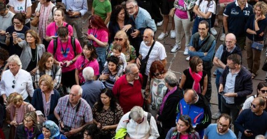 Le Festival Verdi débute avec la Verdi Street Parade: une ville déchaînée en noir et fuchsia