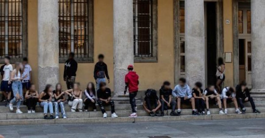 Schlägerei mit Flaschen zwischen Banden vor dem RegioKino