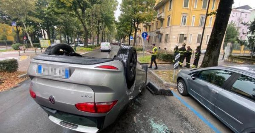 Peur dans Viale dei Mille : accident avec une voiture retournée – Photo