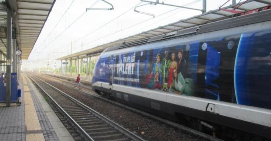 Les comportements dangereux perdurent dans les gares : les passagers continuent de traverser les voies.