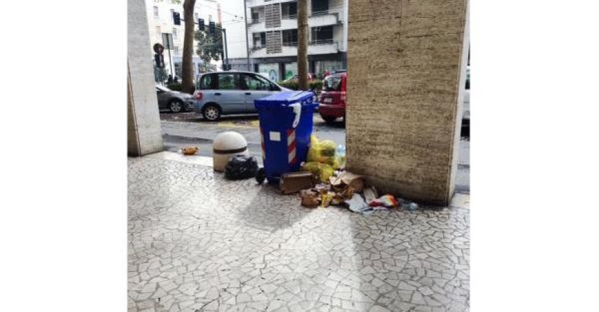 Abandoned garbage in Vittorio Bottego Avenue